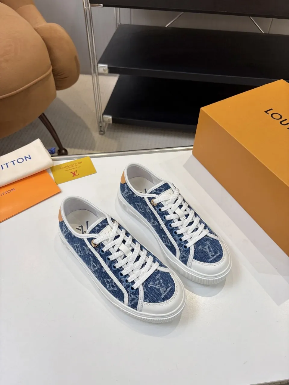 p580🐮🐮 LV couple skate shoes｜Classic jacquard, the ultimate code for a sweet outing! 👫** This pair of shoes is Louis Vuitton's love letter to fashionistas💌 - **classic presbyopic skate shoes**, the perfect choice for couples to go out on the street!  🔸 **Luxury details are a must-have**: Jacquard fabric  🔸 **So comfortable that you don’t want to take it off**: The sheepskin lining is skin-friendly and breathable, warm in autumn and winter without stuffing your feet, refreshing in spring and summer without being sticky, and you can wear it with a high-end feel in all seasons!  🔸 **Steady sense of security**: Non-slip rubber outsole, perfect grip, accompanying you through romantic streets.  **💑 Couple outfit inspiration**: ▪️ For boys, pair with leggings + baseball cap for a trendy street look!  ▪️ Girls can wear short skirts or shark pants, and the sweet and cool style is easy to choose~ **#Louis Vuitton #couple shoes #presbyopia classic** **👉 Click to collect and become the most fashionable CP in the circle of friends with him! ** Fabric: Imported cowhide/classic jacquard fabric Lining: Sheepskin lining Sole: Original rubber sole Size: Women’s size 35-42 (40/41/42 customized) Men’s size 39-45 (39.45 customized)